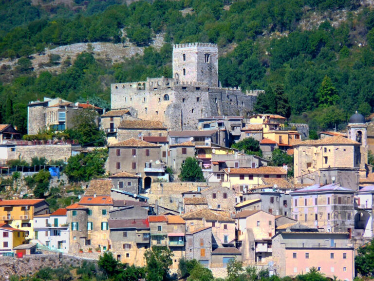 Il borgo di Torre Cajetani sovrastato dal Castello Teofilatto - Foto di Luigi Strano